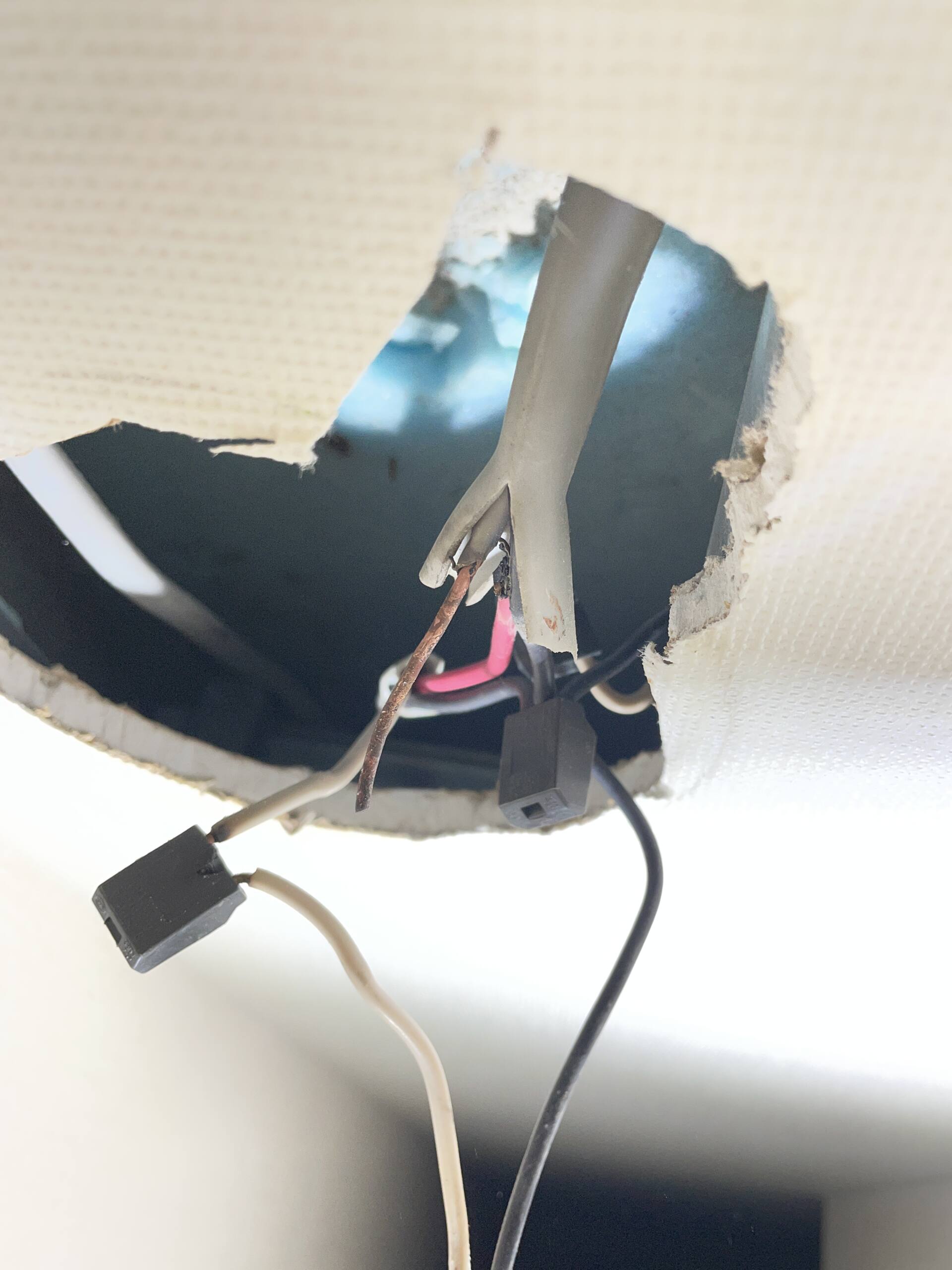 ”Warning【警告】” 電気工事高額請求の被害がさいたま市内で起きています!!