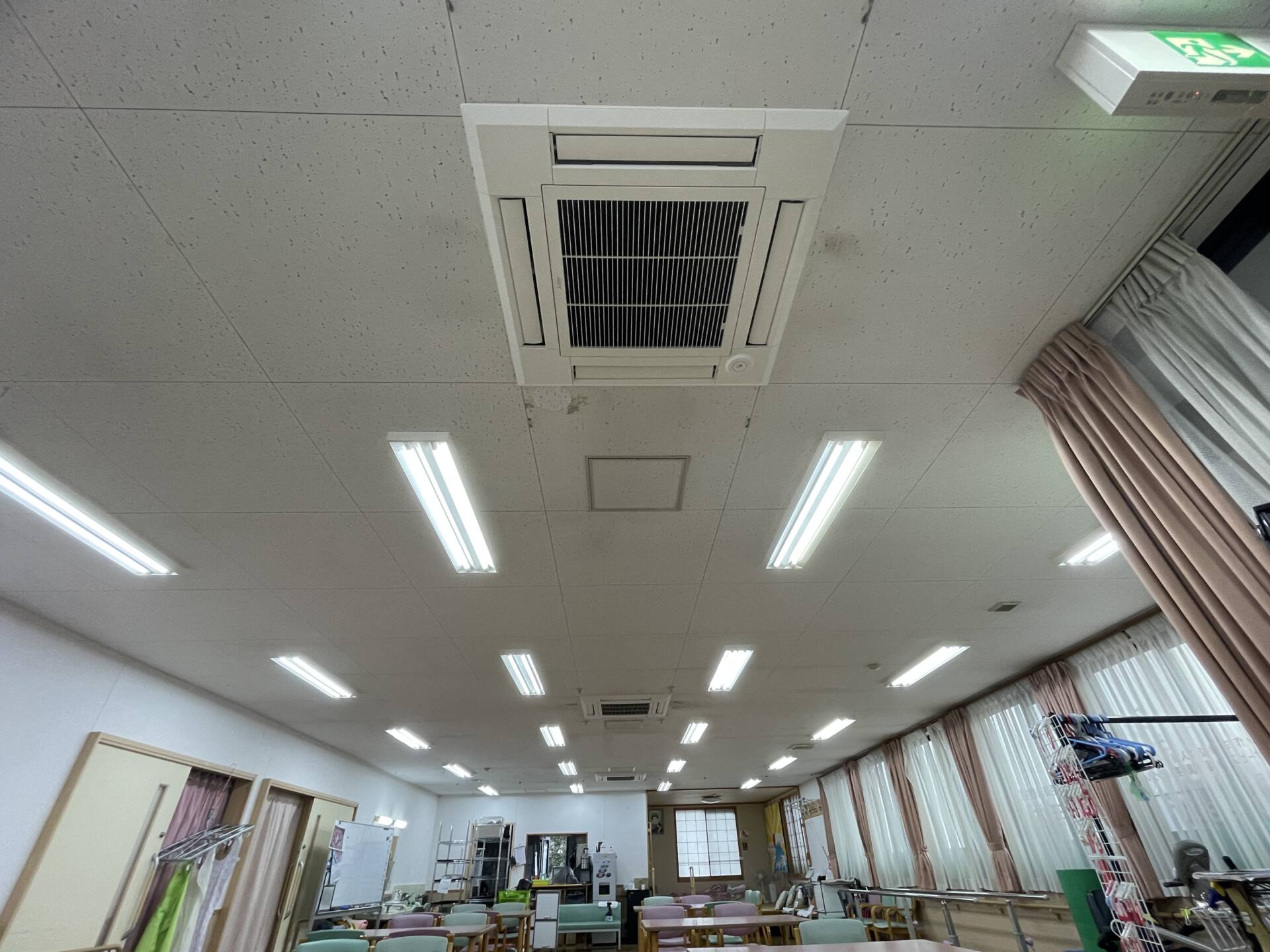 施工事例００５５　高齢者施設　全エアコン更新工事